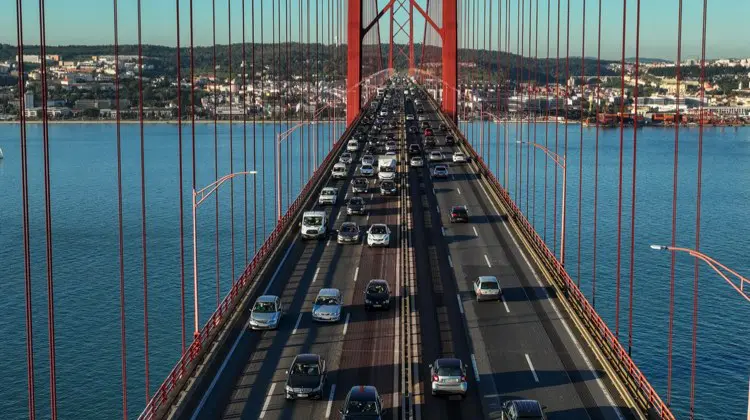 Ponte 25 de abril, em Lisboa, em dia de sol