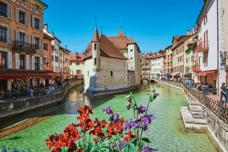 Annecy, a Veneza dos Alpes, é um dos destinos mais bonitos da França e muito escolhido por aqueles que desejam fazer um bate e volta de Genebra