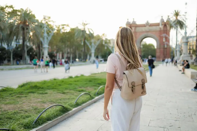Turista admirando o Arco do Triunfo em Barcelona