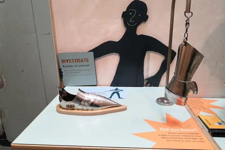 Armaduras para braços e pés expostos no museu