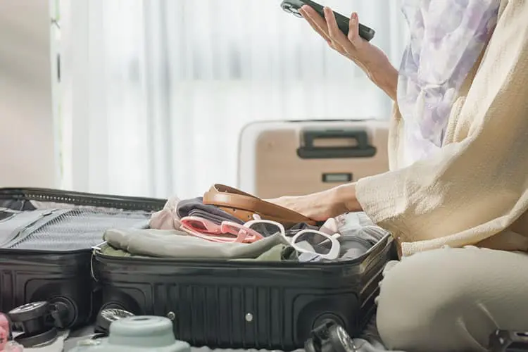 Mulher arrumando mala para fazer a primeira viagem para a Europa