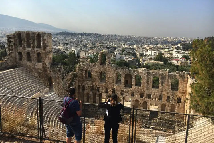 Turistas na Acrópole em dia de sol