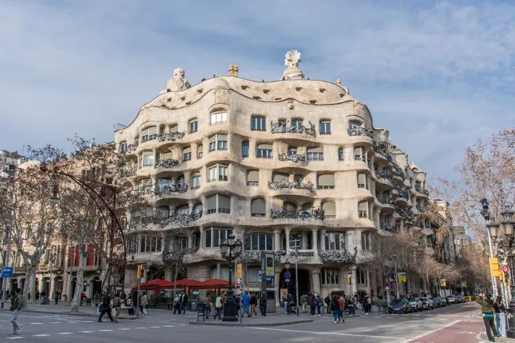 Uma visita ao La Pedrera é essencial para incluir no orçamento de quanto custa viajar para Barcelona