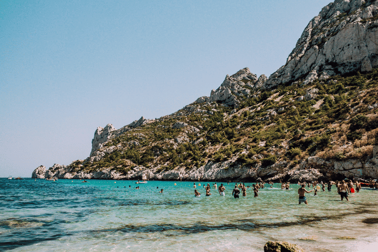 O Parque Nacional de Calanques é um dos principais destinos partindo de Marselha, especialmente no verão