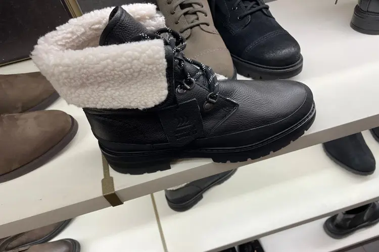 Botas de couro e impermeáveis expostas em loja na Europa.