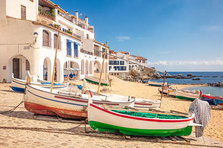 Praia de pescadores em Calella, na Costa Brava