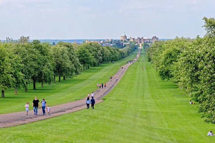 Caminhada pelo Castelo de Windsor Pessoas caminhando pelo trajeto do Castelo de Windsor.