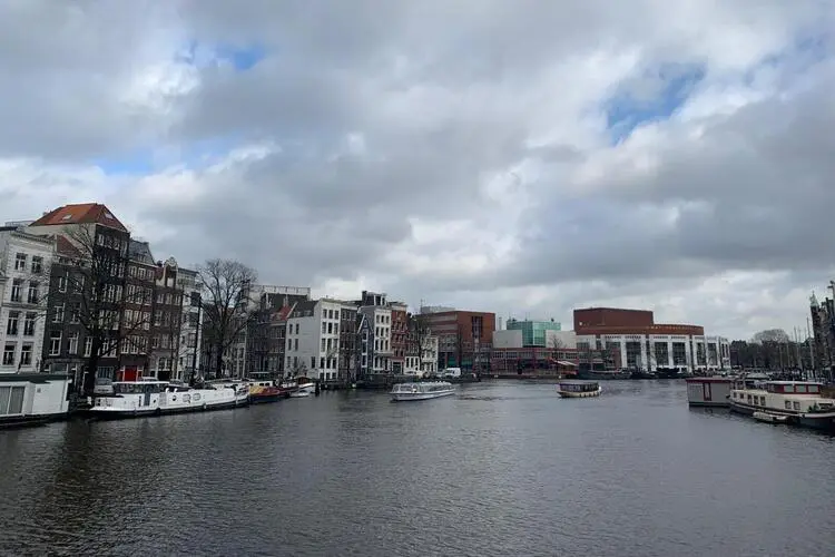 Canais de Amsterdam com barcos