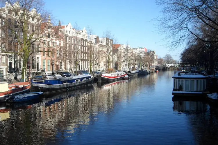 Canal de Amsterdam em dia de sol