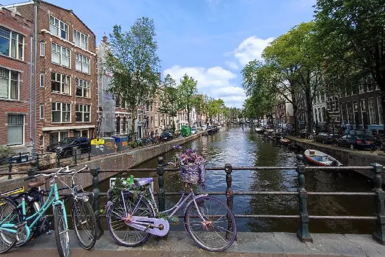 Vista de um dos Canais de Amsterdam, com bicicletas