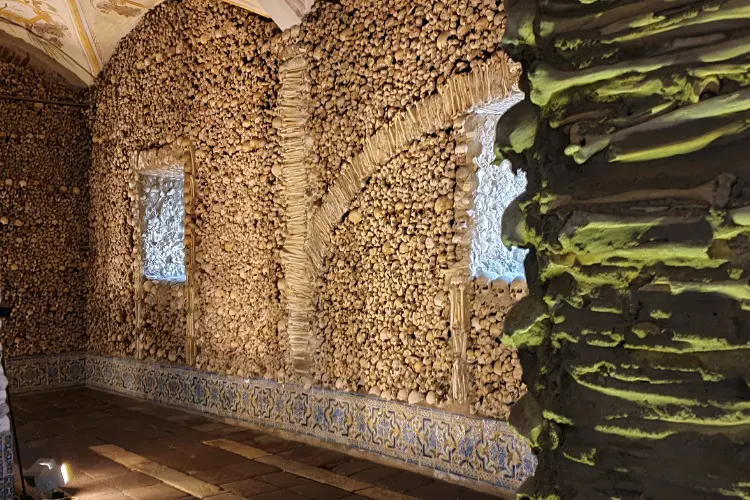 Capela dos ossos é um dos pontos turísticos de Portugal que precisa conhecer. 
