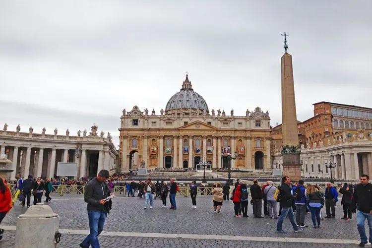 Turistas em frente a Capela Sistina, em Roma