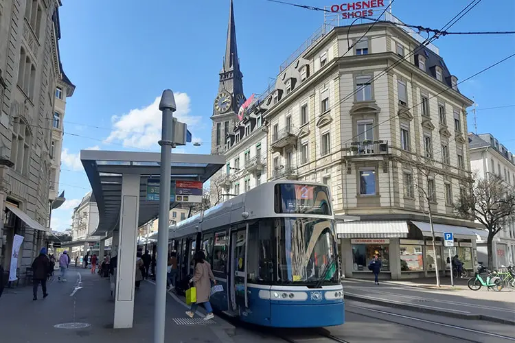 Tram parado em estação em Zurique