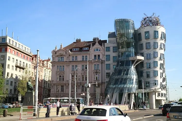 Casa Dançante é um dos pontos turísticos de Praga mais fotografados. 