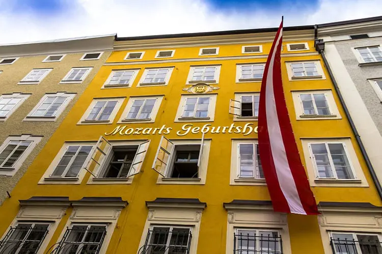 Fachada da casa onde Amadeus Mozart nasceu em Salzburg