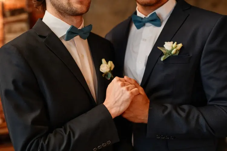 Casal homoafetivo celebrando o casamento.