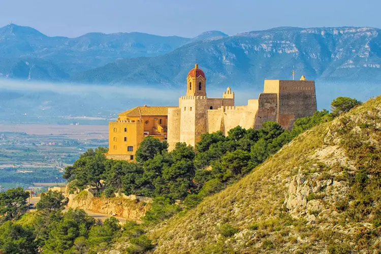 Construção do castelo de Cellera no alto de montanha