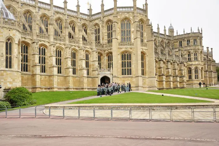 Castelo de Windsor Capela de St. George Visitantes saindo da Capela de St. George no Castelo de Windsor