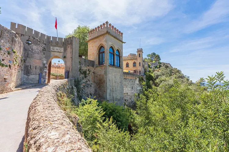 Entrada do Castelo de Xativa com bandeira hasteada