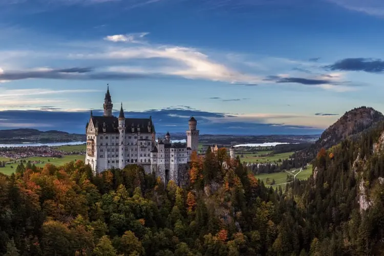 Castelo de Neuschwanstein, na Alemanha, em dia de sol
