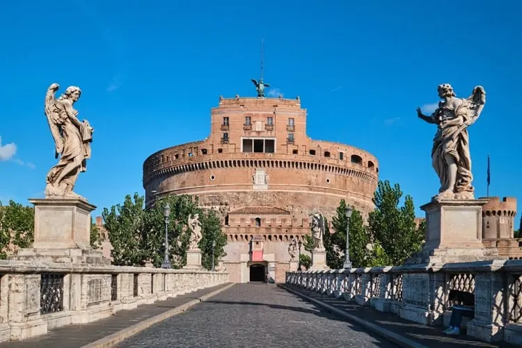 Dia ensolarado em Roma e vista da entrada do Castelo de Santo Angelo