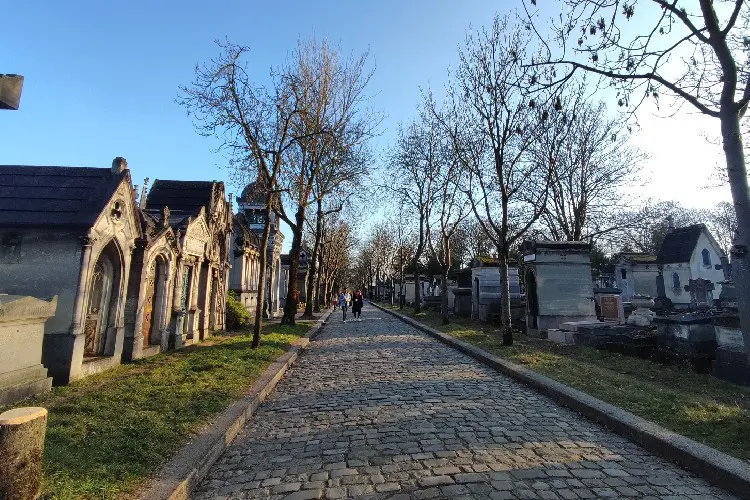 Vias com túmulos em famoso cemitério de Paris.