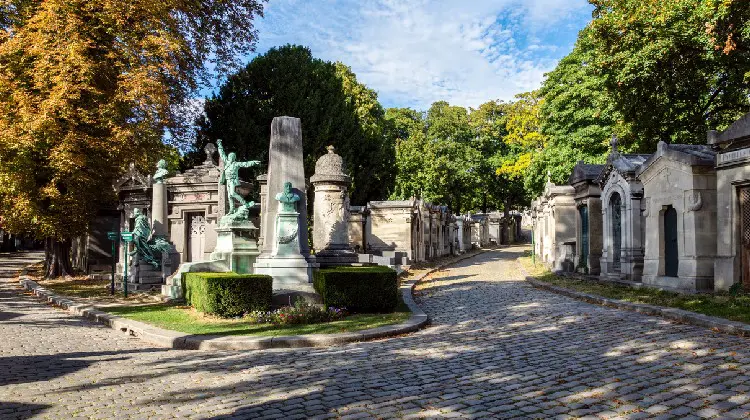 Interior de um dos cemitérios famosos em Paris.