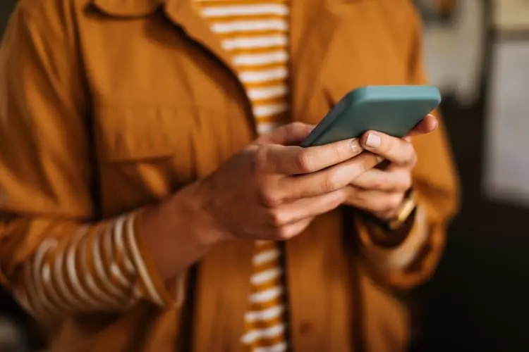 Mulher usando celular durante sua viagem