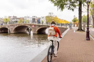Pessoa andando de bicicleta em city tour Amsterdam