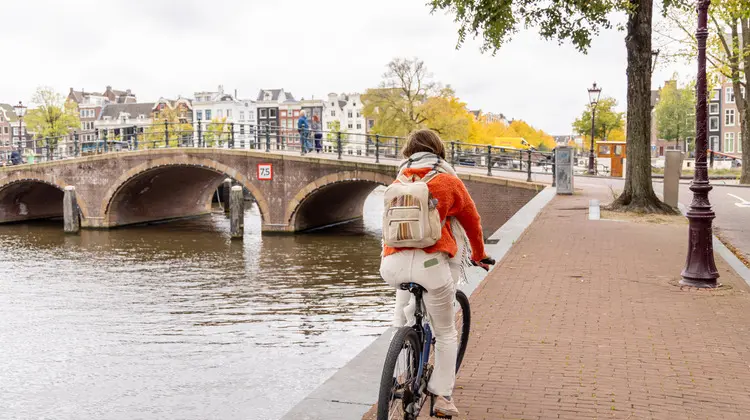 Pessoa andando de bicicleta em city tour Amsterdam