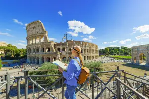 Turista fazendo city tour em Roma