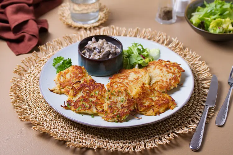 Prato com diversas pequenas panquecas de batata, típicas da Irlanda.