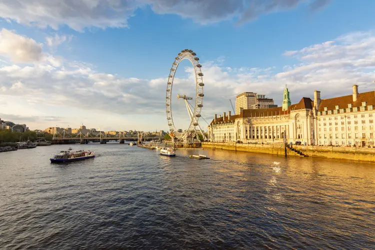 Entardecer em Londres com cruzeiro pelo Rio Tâmisa passando pela London Eye.