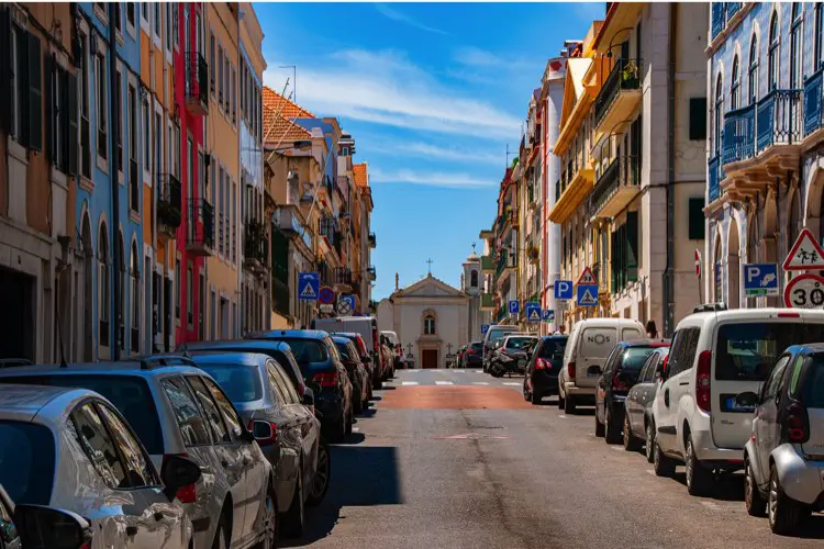 Rua de Lisboa em dia de sol