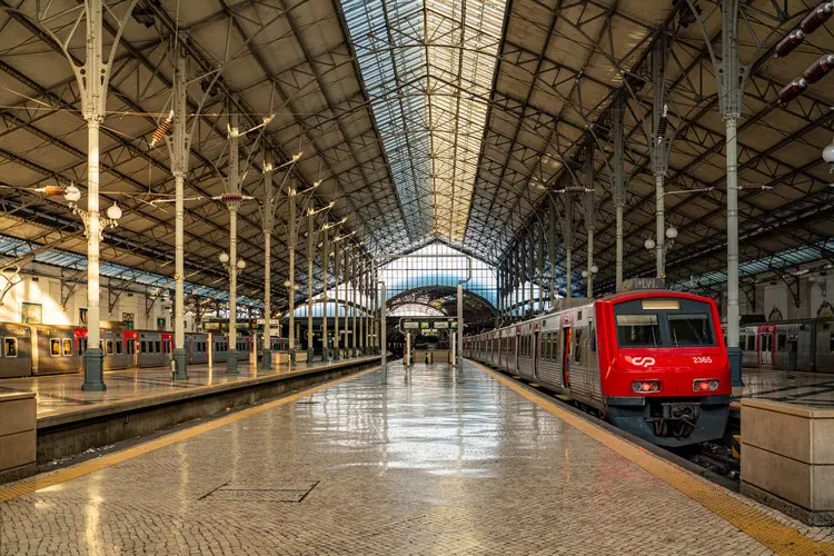 Trem vermelho na plataforma da estação Rossio.