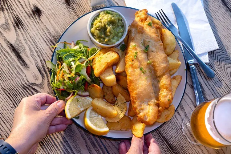 Prato de fish and chips na Irlanda.