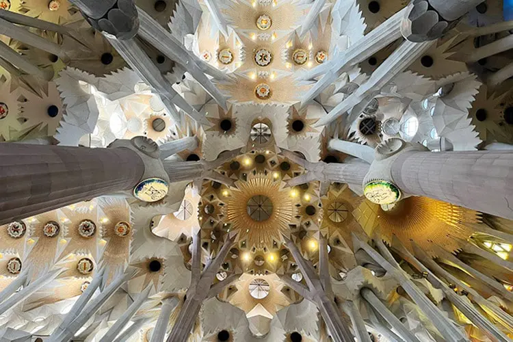 Interior da Sagrada Família, Barcelona, Espanha