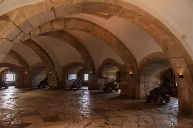 Interior da Torre de Belém, com canhões