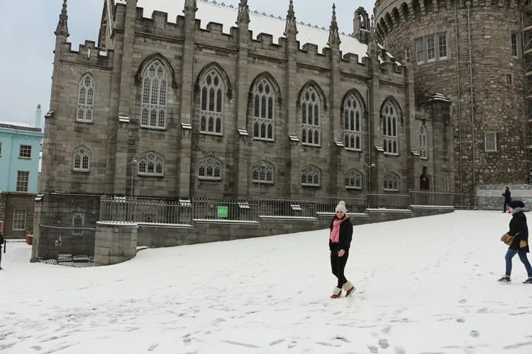 Turista aproveitando dia de neve no Dublin Castle, na Irlanda.