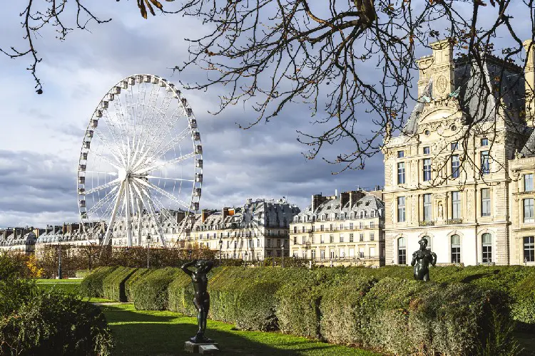 Jardim com roda gigante na capital francesa.