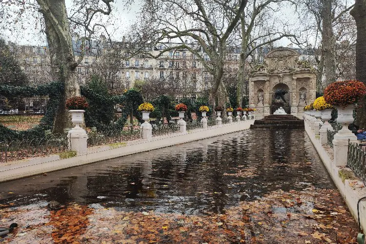 Fonte com pequeno canal em famoso jardim de Paris.