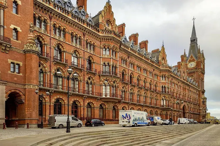 Bela fachada da estação de Kings Cross, em dia cinzento em Londres.