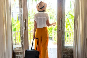 Turista mulher saindo dos melhores hotéis da França
