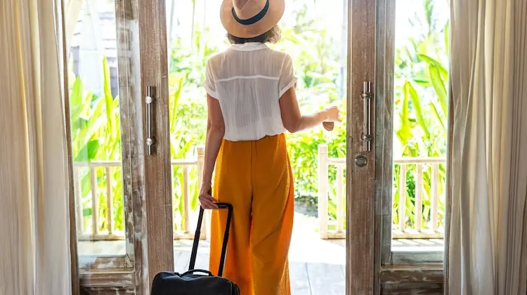 Turista mulher saindo dos melhores hotéis da França