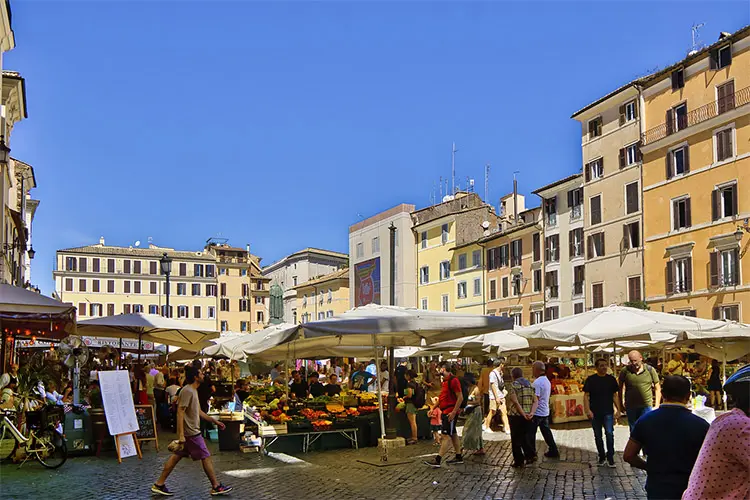 Piazza onde se situa o Mercado de Campo de' Fiori, Itália