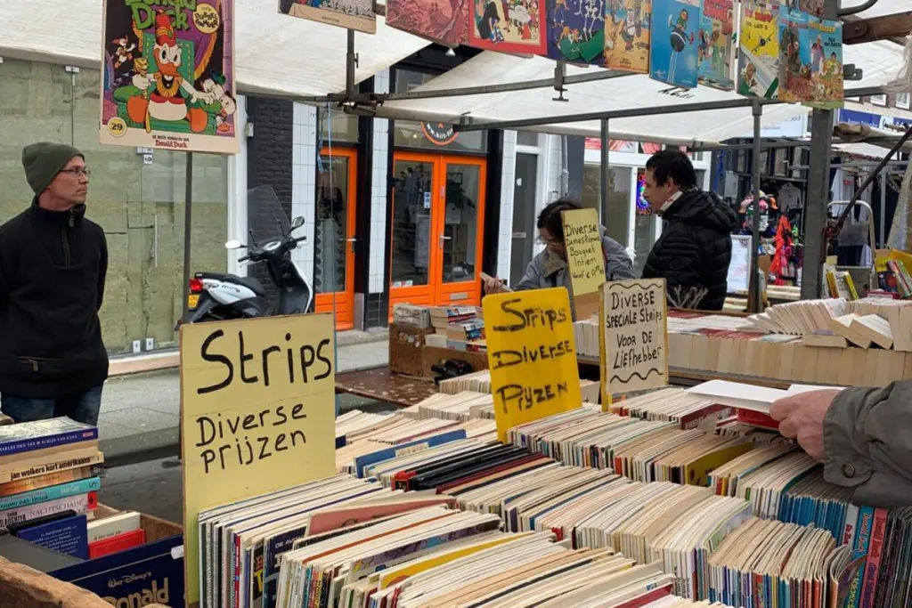Venda de livros no mercado Waterloopleinmarkt em Amsterdam