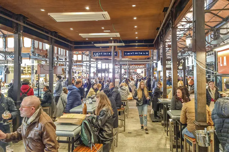 Pessoas visitando o Mercado de São Miguel em Madri