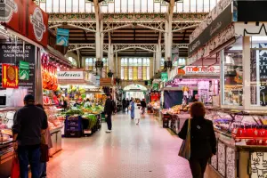 Pessoas circulando em mercado gastronômico na Europa