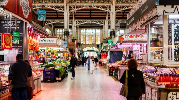 Pessoas circulando em mercado gastronômico na Europa