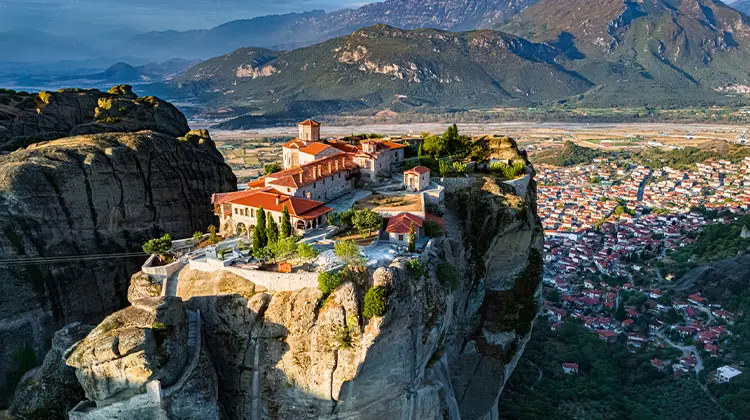 Vista do alto dos Mosteiros de Meteora na Grécia